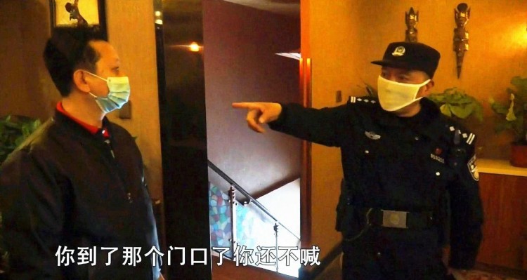 水疗店里鬼鬼祟祟进来一个人想趁人不备偷手机民警当场验身份